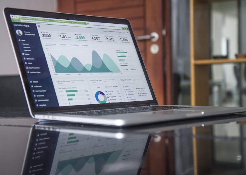 Ufficio digitale moderno focalizzato su piattaforme e-commerce
